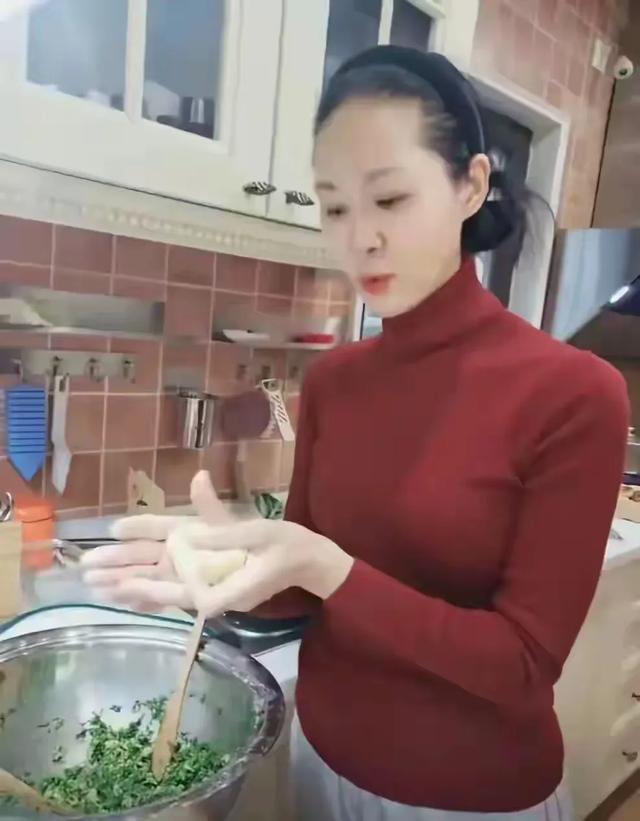 59岁于文华罕晒北京别墅，上下两层装修雅致，二婚老公年轻帅气
