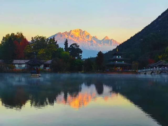 秋冬来丽江，把一年的好运都收进这场“日照金山”里