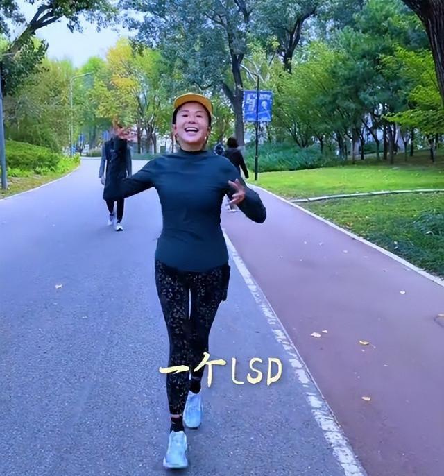 落地的凤凰不如鸡！52岁重病缠身的朱迅，给内娱的女星们提了个醒