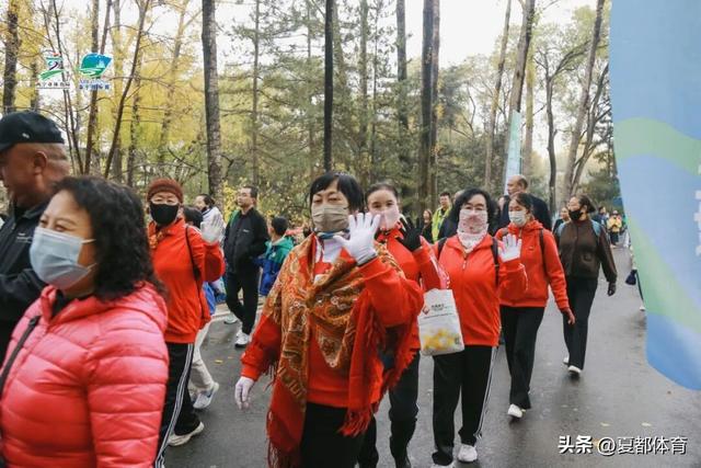 西宁市“敬老月”登山健步走活动开赛
