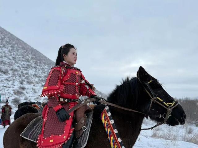 古今“英雄”踏雪而来 百辆越野秘境穿行—内蒙古冰雪英雄会暨牙克石冰雪会英雄汽车极限运动首发仪式震撼启幕