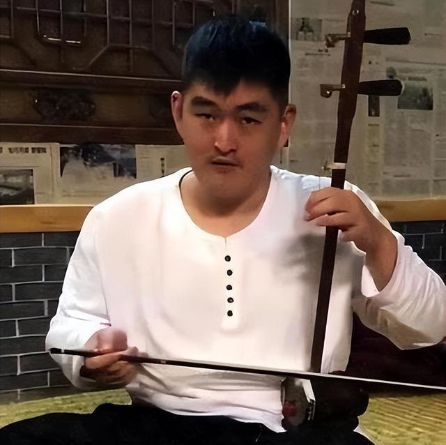 钱再多有用吗？68岁赵本山近况曝光，三人打伞伺候，女儿是心头病