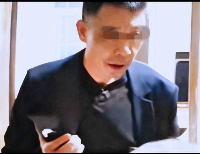 母亲被儿子暴打后续：男子身份被扒、高清正面照流出，悬针纹明显