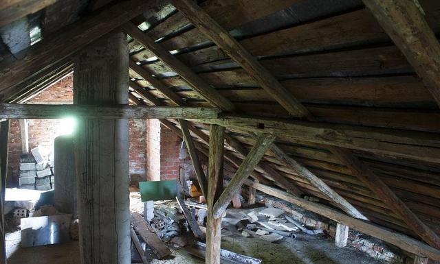 外婆总说“阁楼有鬼”，拆迁挖掘机挖出了一段跨越生死的禁忌之恋