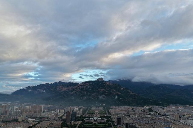 云海漫泰岳，水墨染岱宗