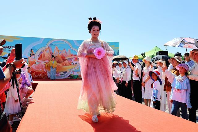 甘肃张掖：沉浸式演出燃爆七彩丹霞
