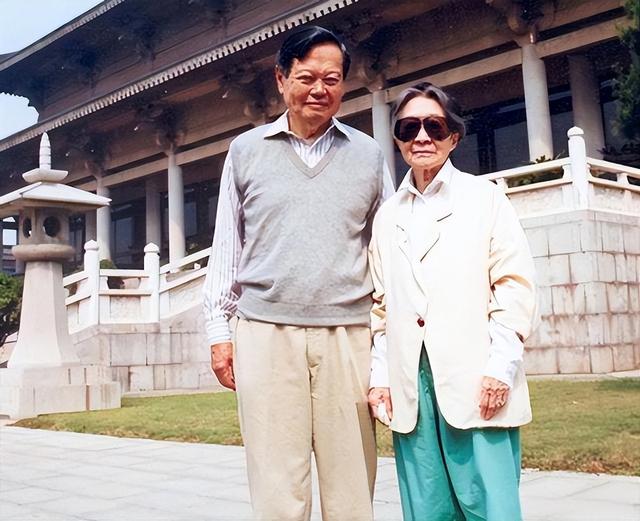 2021年，99岁杨振宁与72岁岳母罕见出镜，北京家中留影	，翁帆胖了