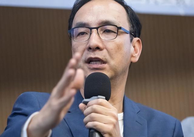 杀鸡儆猴奏效！沈伯洋成了通缉犯，郑丽文立马改口，高呼一个中国