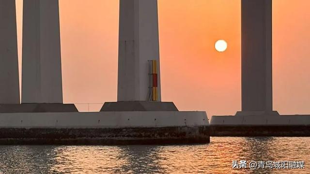 上周末，城阳“海上穿越大桥”环游航线火了！有人专程为它来青岛