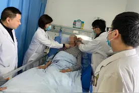 九旬老人突发急性脑梗死 医护联手成功“取栓”图片