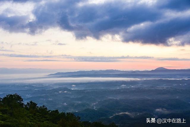 汉中云峰寺日出：金光照破雾千层，半是仙踪半是尘​！