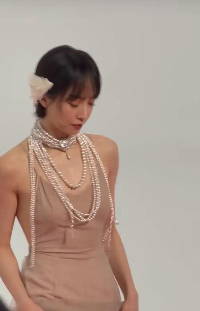 宋茜红毯造型遭群嘲！憔悴驼背	，被指膀大腰圆状态差