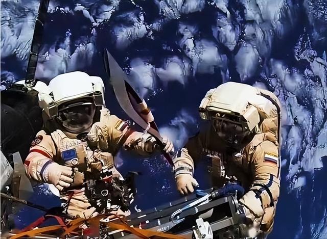 神舟20险情曝光！返回舱舷窗出现裂纹，中国航天火速启动换乘预案