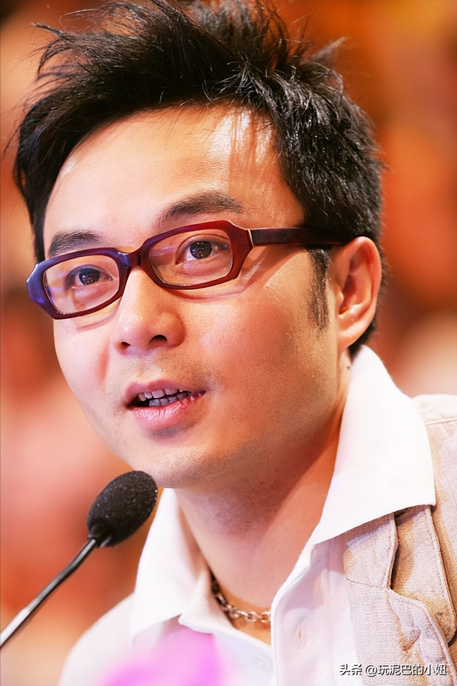 51岁汪涵现状:常年居住在长沙,穿人字拖嚼槟榔,大烟斗不离身