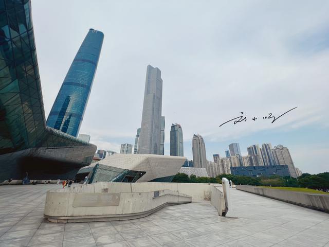 广州珠江新城CBD“著名地标”，建筑外观太奇特，游客褒贬不一？