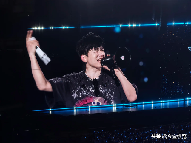 演唱会崩盘？张杰一招"神操作"，数万人集体狂欢，这才是真顶流！