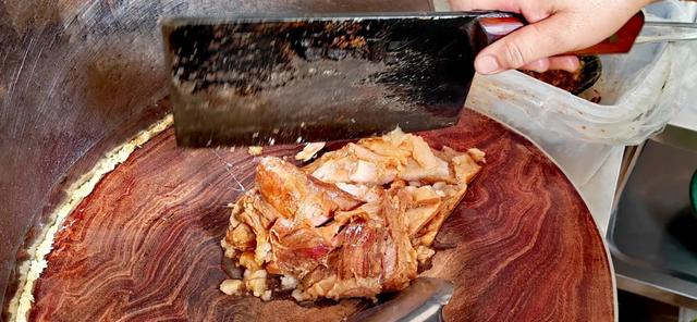 风陵渡黄河桥头的饼子夹肉,和西安肉夹馍不一样