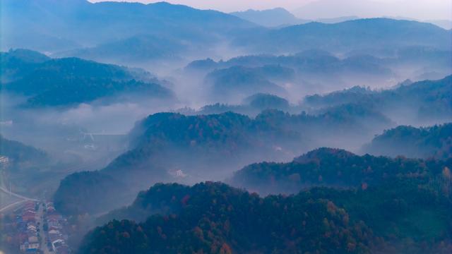山叠嶂，雾缭绕
