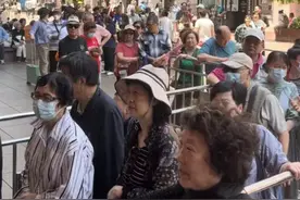 上海街头又大排长龙，阿姨爷叔一早赶来！商家：来不及做！现场实探→图片