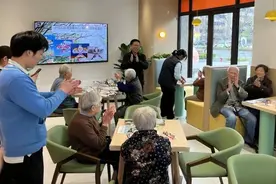 手作纸鸢，老人们在“幸福乐园”感受春天图片