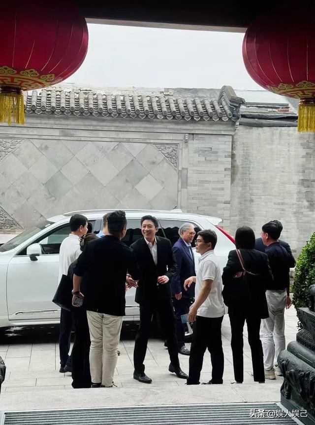 霍震霆携父子三人现身北京，霍启刚温润似雅士，霍启山帅气展风华