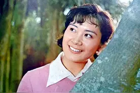 她是国家一级演员，享正军级待遇，离异后至今单身，65岁依然自在图片