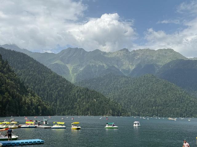里察湖：高加索的蓝宝石与永恒的守护