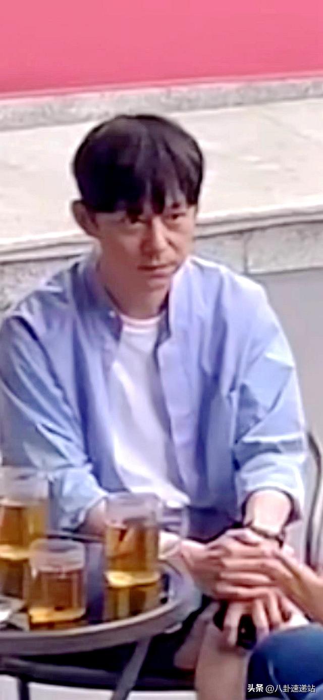 51岁的何炅被保姆起诉	，无儿无女，节目停播，还是走到这一步