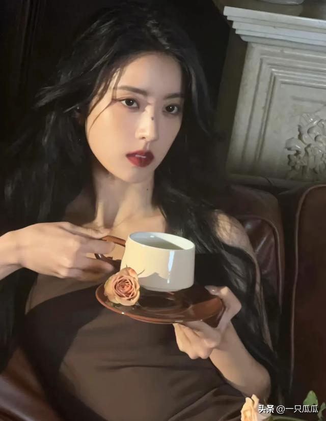 短剧女演员中最近又杀出匹黑马，这绝对是我看过短剧里最权威的脸