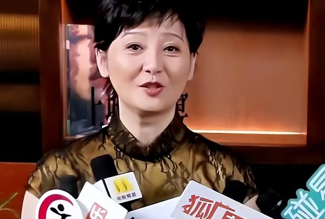 徐帆不再隐忍，高调回应和冯小刚离婚传闻，16字回应字字扎心