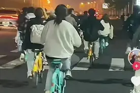大学生夜骑开封火到国外！外国人：他们除了学习，做什么都行！图片