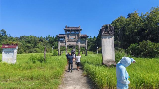 谒朱轼墓有感（江西聂朋