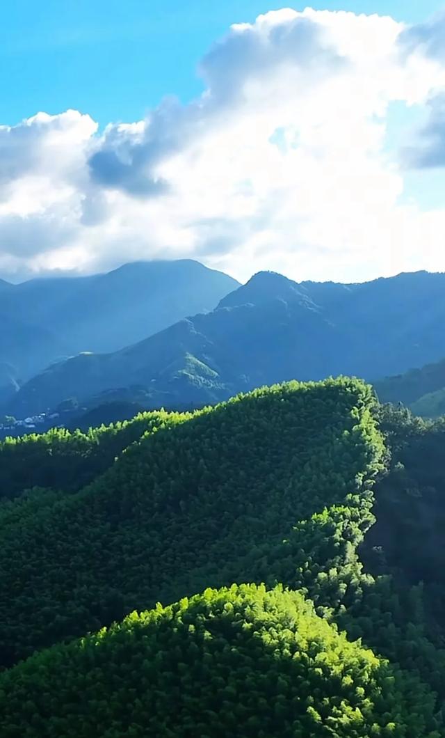 云雾缭绕，风光无限美，人间仙境！