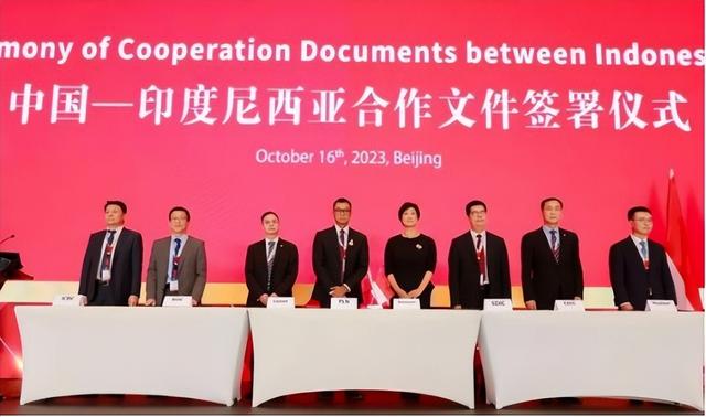 印尼总统看完阅兵，决定将他们拖了30年，价值5800亿的项目给中国