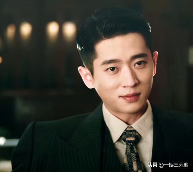 脸颊干瘪，眼神阴森，演技呆，没陈伟霆像霸总，赵露思也带不动他