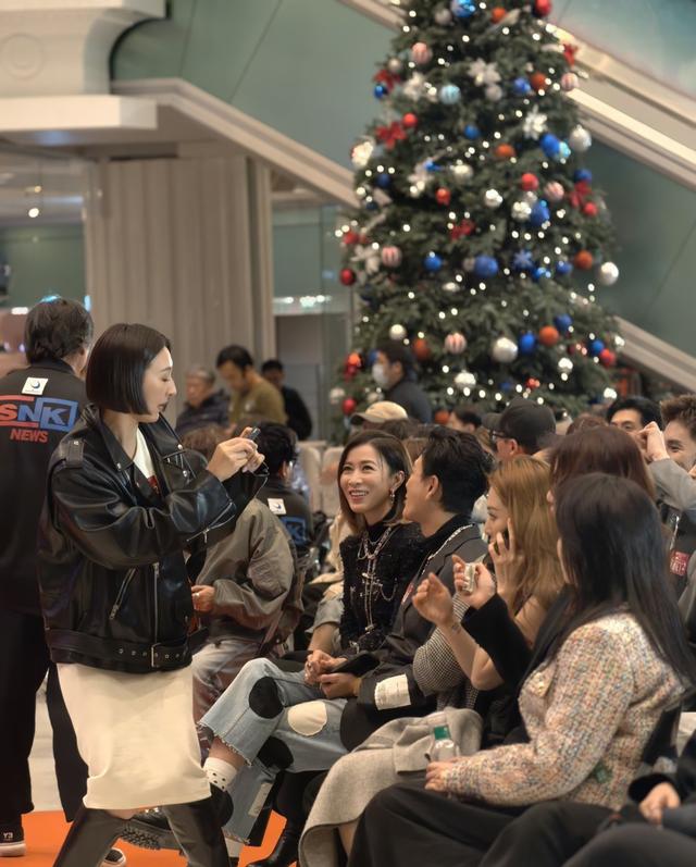 《新闻女王2》活动，张家妍缺席飞爷如此年轻，家嫂刘艳太漂亮了