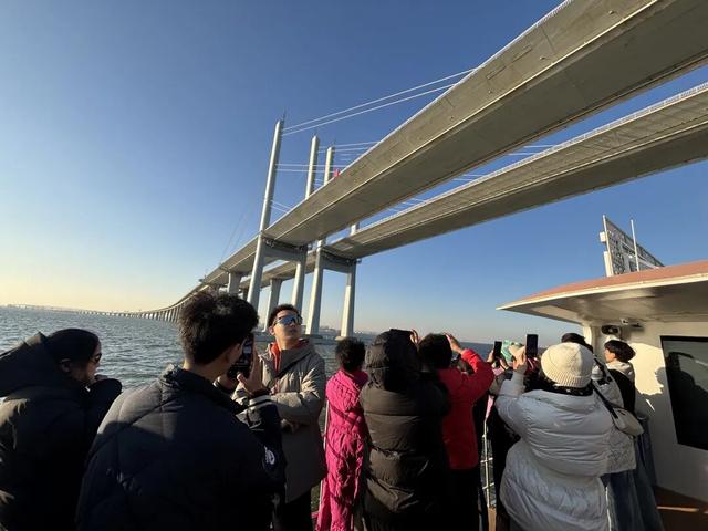 一座桥火了一片海：“意料之外，情理之中”