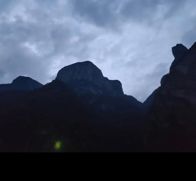 王林平随笔《夜游长江三峡》