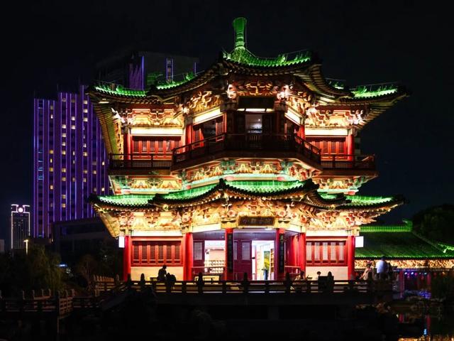今年国庆，为什么是这座城拿了爽文剧本？