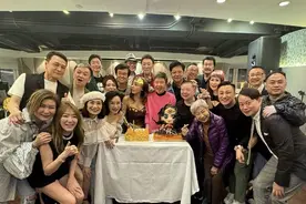 叶子楣58岁生日惊艳亮相，cos神奇女侠引热议，丰满上围成焦点图片