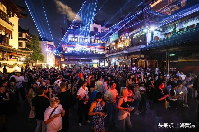 “全上海的老外大概都在豫园熬夜过七夕”！昨晚这里变身“不夜城”，现场“炸裂”，到处人人人人人人人