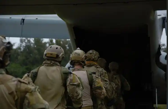 开战将近！中国周边集合，8架加油机连夜升空，再现 B - 2 轰炸伊朗