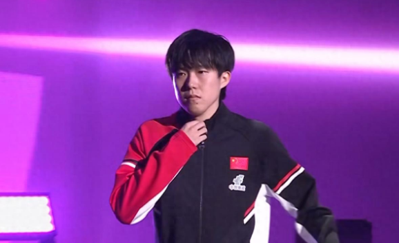 日本选手被孙颖莎打到举球拍一脸无奈