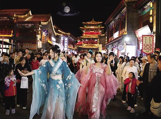 活动多彩 游人如织