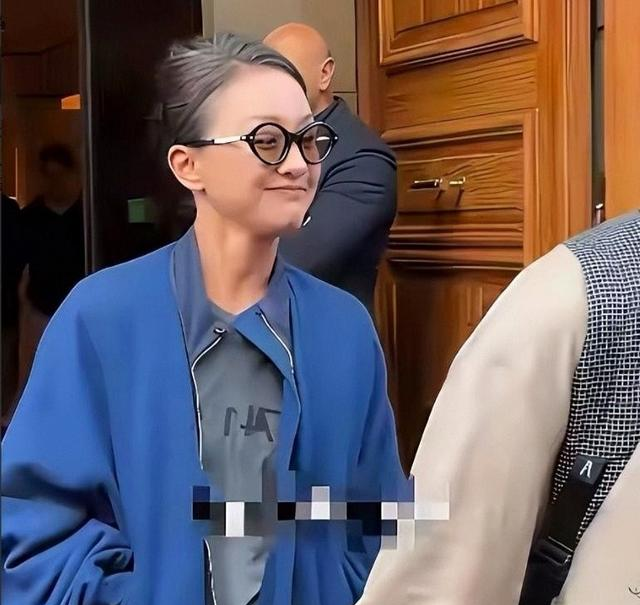 50岁周迅头发花白，抿嘴模样一脸沧桑认不出，无儿无女成最大缺憾