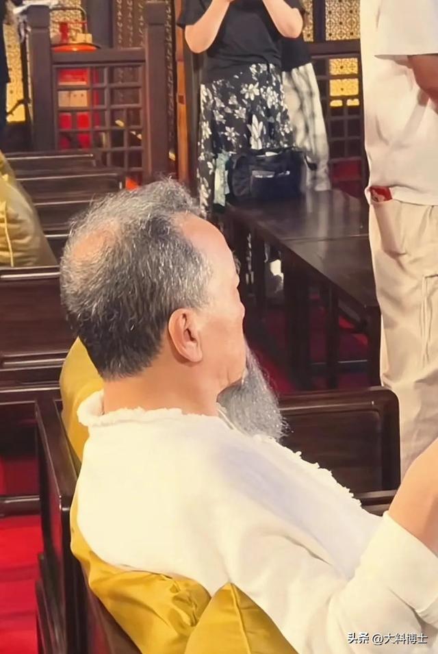 66岁刘亚津现身西安，老态龙钟拄拐杖，留长胡须戴佛珠，仙风道骨