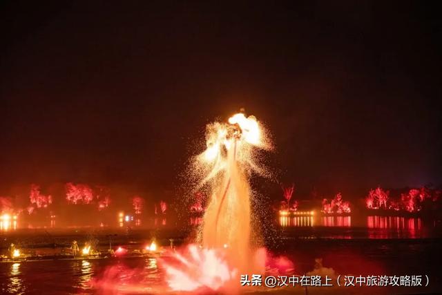 汉中这场演出铁花炸裂、孔明灯漫天,好看好玩还出片!