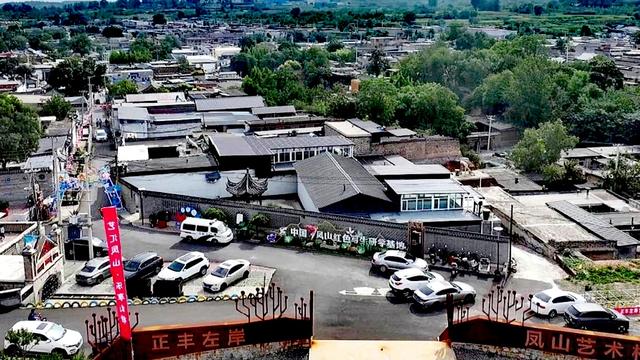 井陉矿区：正丰左岸艺术村绘就国庆文旅新图景