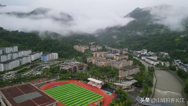 四川深藏大山“反差感”十足的镇，不仅场镇面积大，还有公办大学