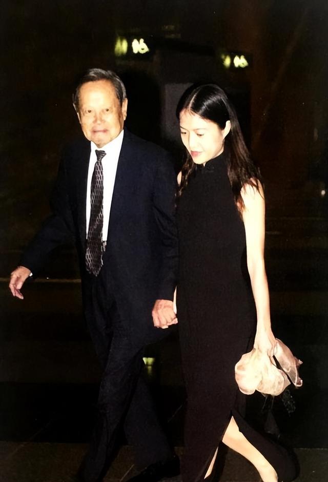 杨振宁猝然离世，临终状态曝光，翁帆25字表心情，难怪相爱20年